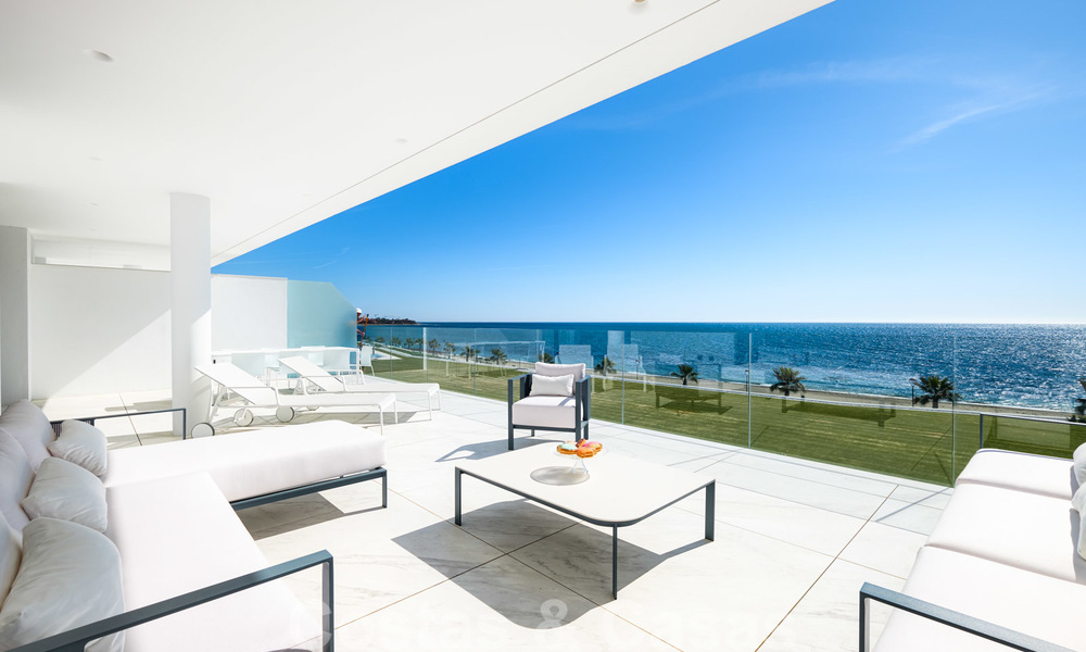 Privé herverkoop! Ultra deluxe avant garde strand appartement te koop in een exclusief complex aan de New Golden Mile, Marbella - Estepona. Verlaagd in prijs! 22047