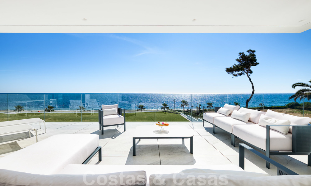 Privé herverkoop! Ultra deluxe avant garde strand appartement te koop in een exclusief complex aan de New Golden Mile, Marbella - Estepona. Verlaagd in prijs! 22048