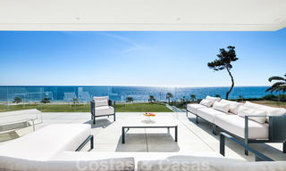 Privé herverkoop! Ultra deluxe avant garde strand appartement te koop in een exclusief complex aan de New Golden Mile, Marbella - Estepona. Verlaagd in prijs! 22048 