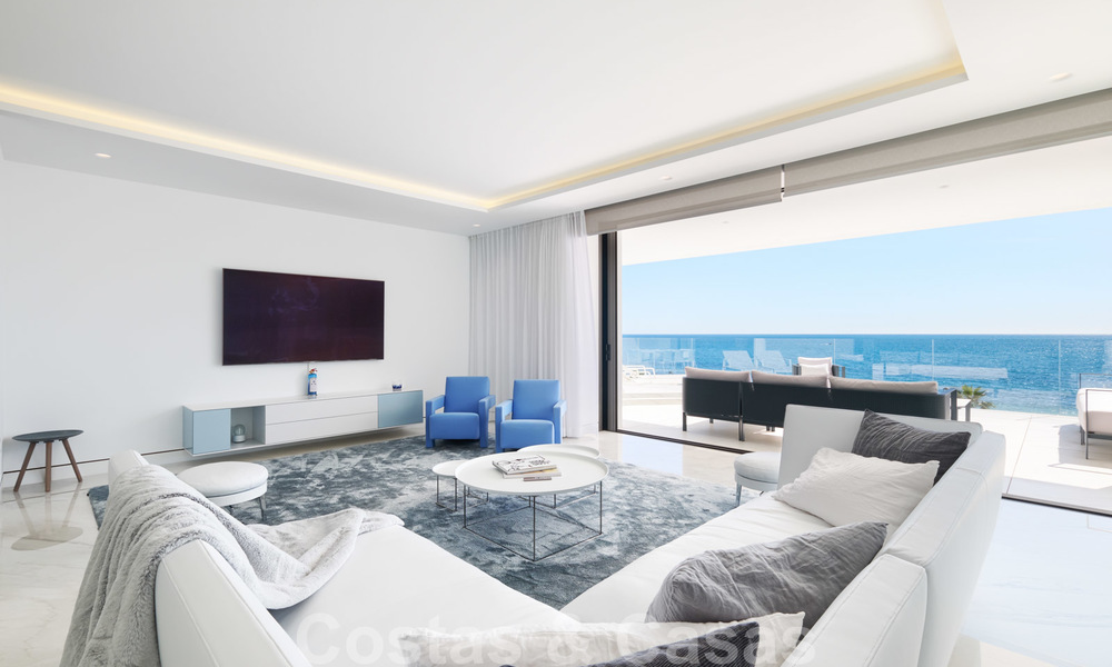 Privé herverkoop! Ultra deluxe avant garde strand appartement te koop in een exclusief complex aan de New Golden Mile, Marbella - Estepona. Verlaagd in prijs! 22056