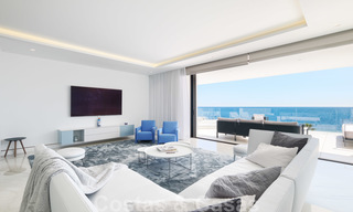 Privé herverkoop! Ultra deluxe avant garde strand appartement te koop in een exclusief complex aan de New Golden Mile, Marbella - Estepona. Verlaagd in prijs! 22056 