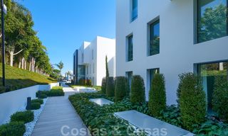Privé herverkoop! Ultra deluxe avant garde strand appartement te koop in een exclusief complex aan de New Golden Mile, Marbella - Estepona. Verlaagd in prijs! 22060 