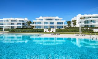 Privé herverkoop! Ultra deluxe avant garde strand appartement te koop in een exclusief complex aan de New Golden Mile, Marbella - Estepona. Verlaagd in prijs! 22064 