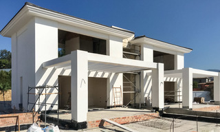 Fantastische nieuwe eigentijdse villa met zeezicht te koop, naast een prestigieus golfresort in Benahavis - Marbella 22078 