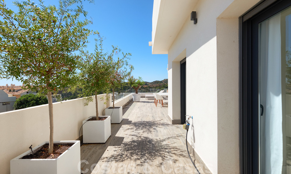 Helder en ruim appartement met enorm terras te koop op de New Golden Mile, Marbella - Estepona 22123