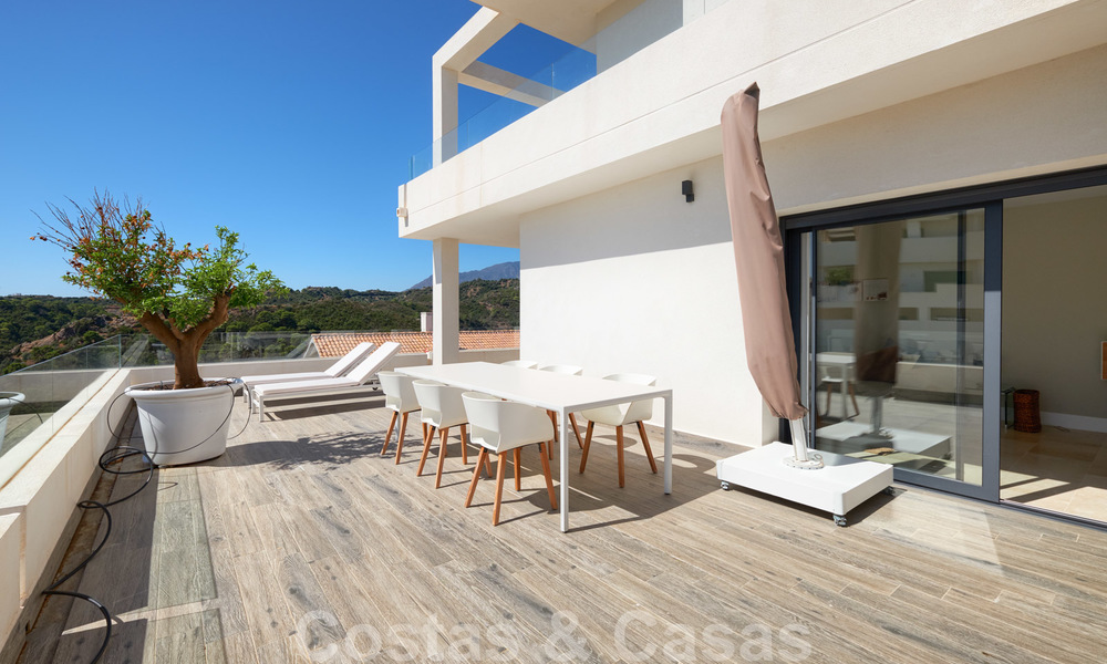 Helder en ruim appartement met enorm terras te koop op de New Golden Mile, Marbella - Estepona 22124
