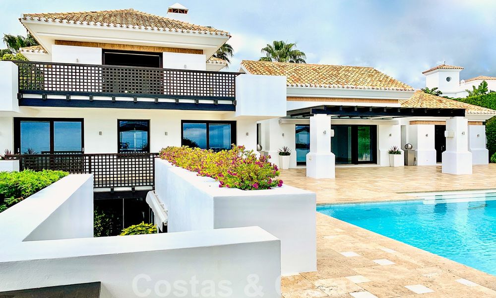 Prachtige villa met panoramisch zeezicht te koop in een prestigieus 5* golfresort op de New Golden Mile, tussen Marbella en Estepona 23300