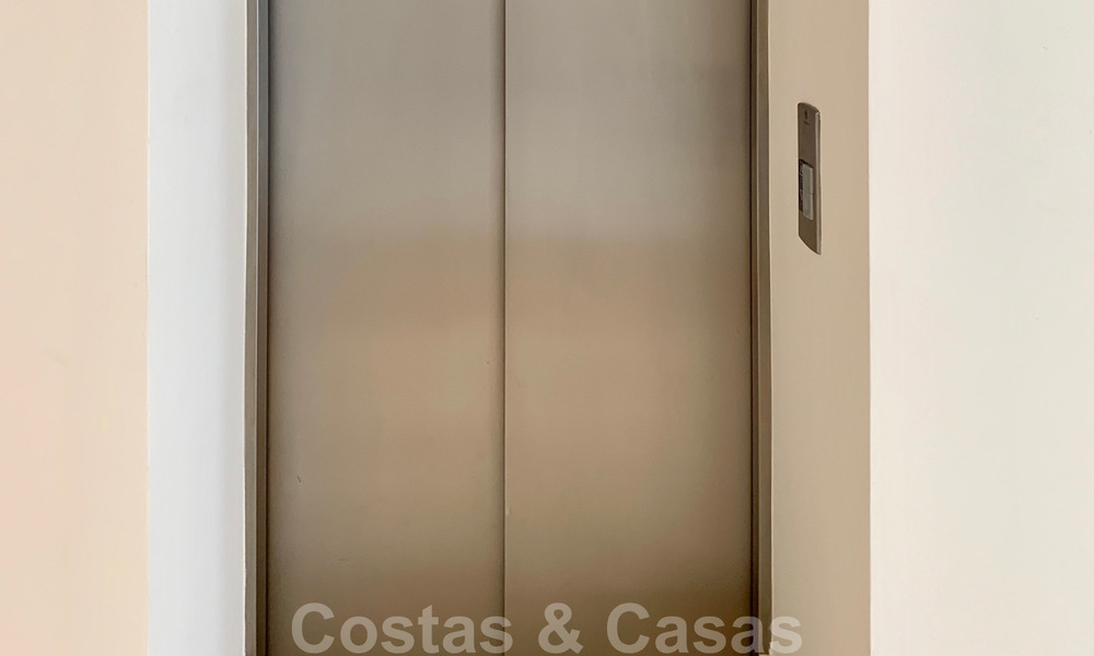 Prachtige villa met panoramisch zeezicht te koop in een prestigieus 5* golfresort op de New Golden Mile, tussen Marbella en Estepona 23306