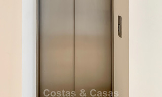 Prachtige villa met panoramisch zeezicht te koop in een prestigieus 5* golfresort op de New Golden Mile, tussen Marbella en Estepona 23306 