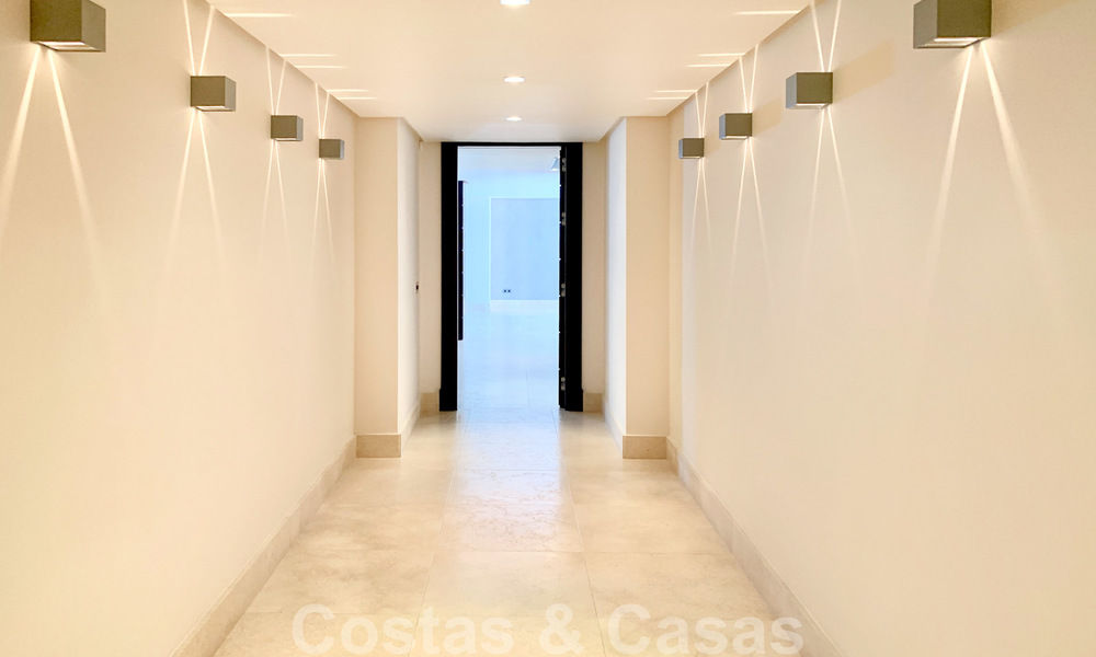 Prachtige villa met panoramisch zeezicht te koop in een prestigieus 5* golfresort op de New Golden Mile, tussen Marbella en Estepona 23307