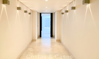 Prachtige villa met panoramisch zeezicht te koop in een prestigieus 5* golfresort op de New Golden Mile, tussen Marbella en Estepona 23307 