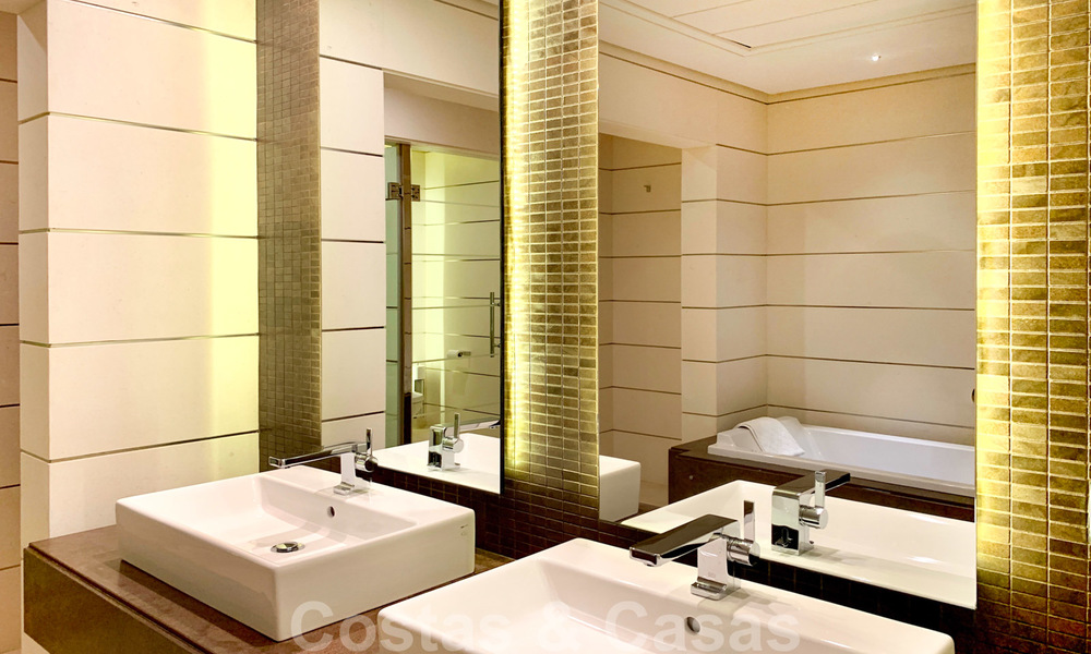 Prachtige villa met panoramisch zeezicht te koop in een prestigieus 5* golfresort op de New Golden Mile, tussen Marbella en Estepona 23317