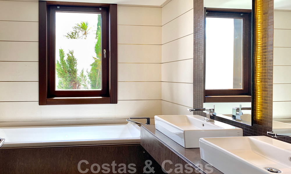 Prachtige villa met panoramisch zeezicht te koop in een prestigieus 5* golfresort op de New Golden Mile, tussen Marbella en Estepona 23318