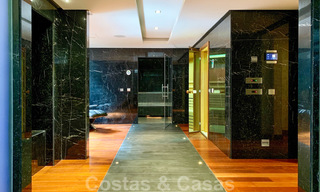 Prachtige villa met panoramisch zeezicht te koop in een prestigieus 5* golfresort op de New Golden Mile, tussen Marbella en Estepona 23321 