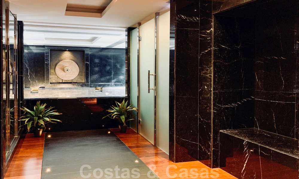 Prachtige villa met panoramisch zeezicht te koop in een prestigieus 5* golfresort op de New Golden Mile, tussen Marbella en Estepona 23324