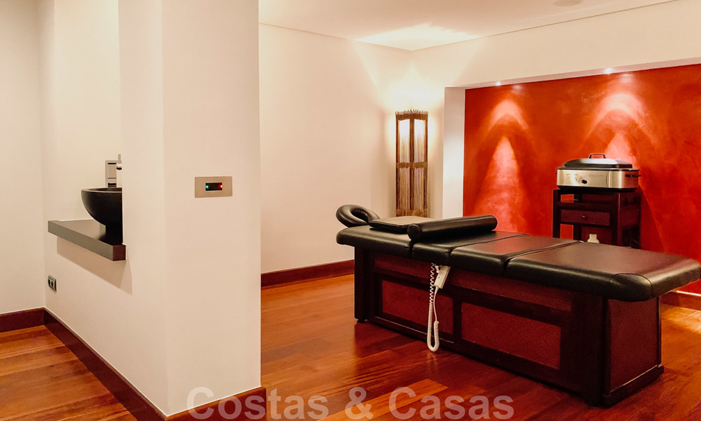 Prachtige villa met panoramisch zeezicht te koop in een prestigieus 5* golfresort op de New Golden Mile, tussen Marbella en Estepona 23326