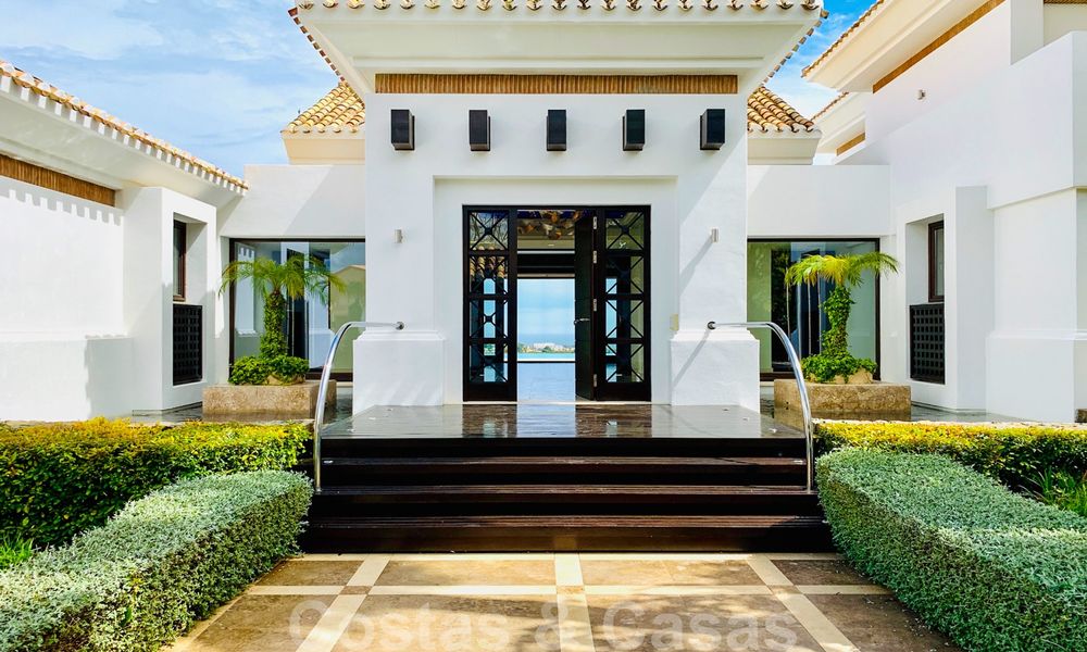 Prachtige villa met panoramisch zeezicht te koop in een prestigieus 5* golfresort op de New Golden Mile, tussen Marbella en Estepona 23330