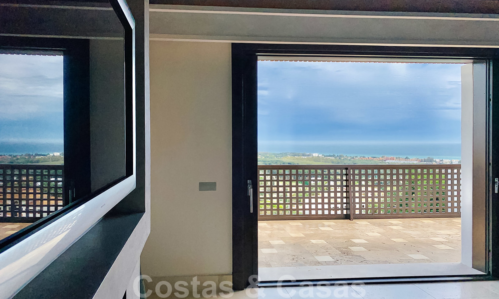Prachtige villa met panoramisch zeezicht te koop in een prestigieus 5* golfresort op de New Golden Mile, tussen Marbella en Estepona 23333