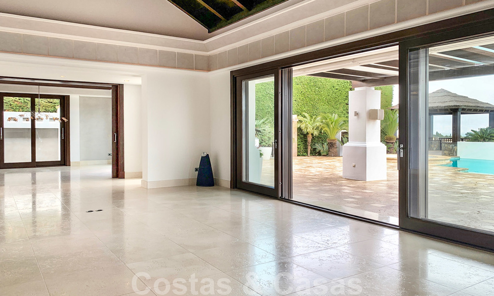 Prachtige villa met panoramisch zeezicht te koop in een prestigieus 5* golfresort op de New Golden Mile, tussen Marbella en Estepona 23337