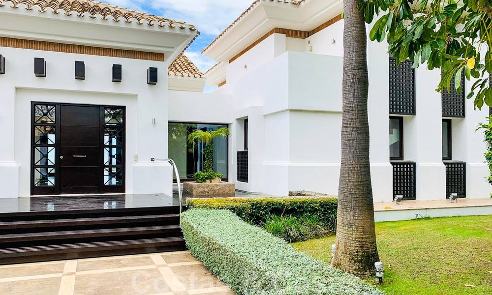 Prachtige villa met panoramisch zeezicht te koop in een prestigieus 5* golfresort op de New Golden Mile, tussen Marbella en Estepona 23341