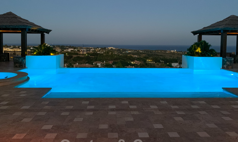Prachtige villa met panoramisch zeezicht te koop in een prestigieus 5* golfresort op de New Golden Mile, tussen Marbella en Estepona 23347