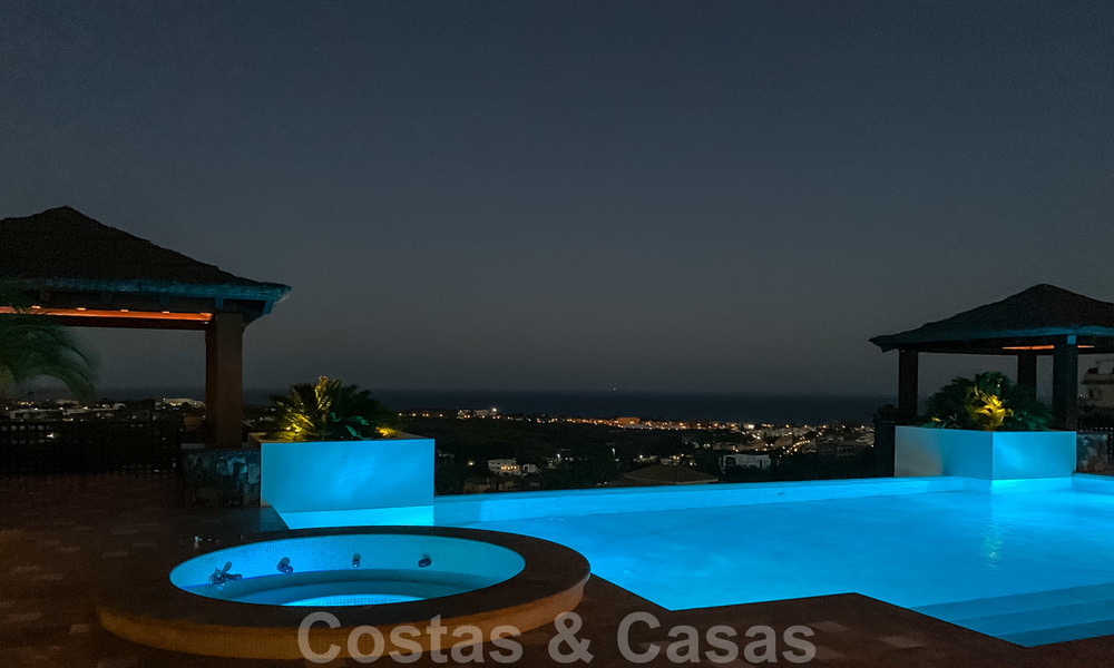 Prachtige villa met panoramisch zeezicht te koop in een prestigieus 5* golfresort op de New Golden Mile, tussen Marbella en Estepona 23349