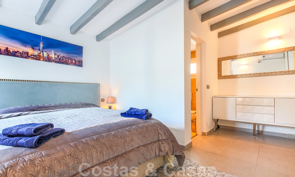 Eerstelijns strand villa te koop met prachtig zeezicht aan de New Golden Mile, tussen Marbella en Estepona 23475