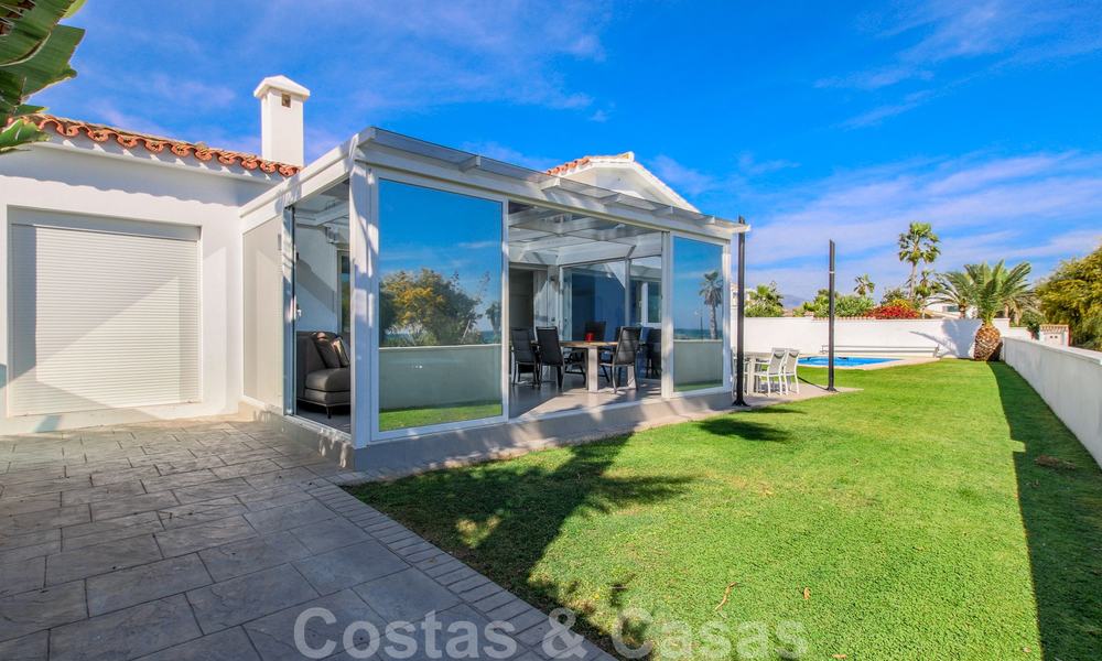 Eerstelijns strand villa te koop met prachtig zeezicht aan de New Golden Mile, tussen Marbella en Estepona 23481
