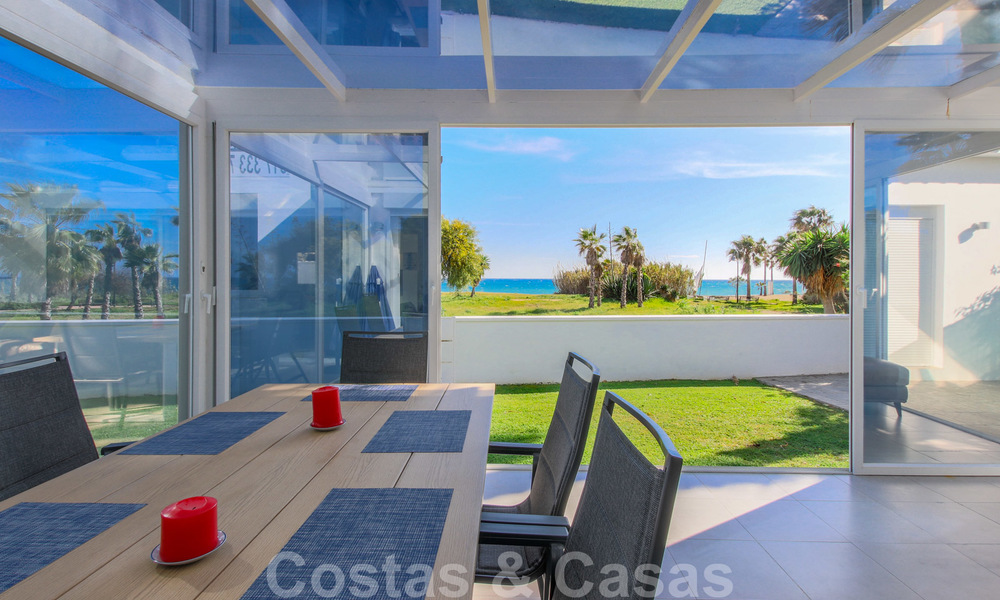 Eerstelijns strand villa te koop met prachtig zeezicht aan de New Golden Mile, tussen Marbella en Estepona 23482