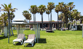 Eerstelijns strand villa te koop met prachtig zeezicht aan de New Golden Mile, tussen Marbella en Estepona 23489 