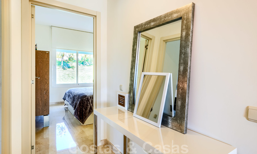 Eigentijds hoekappartement te koop in exclusief residentieel project met privé-lagune, Casares, Costa del Sol 23596