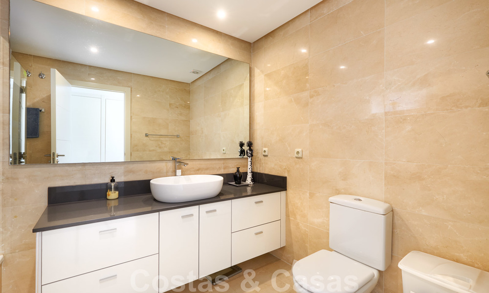 Eigentijds hoekappartement te koop in exclusief residentieel project met privé-lagune, Casares, Costa del Sol 23598