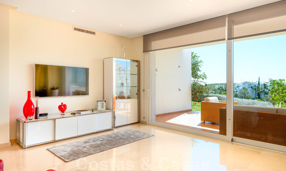 Eigentijds hoekappartement te koop in exclusief residentieel project met privé-lagune, Casares, Costa del Sol 23610