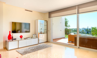 Eigentijds hoekappartement te koop in exclusief residentieel project met privé-lagune, Casares, Costa del Sol 23610 