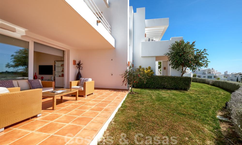 Eigentijds hoekappartement te koop in exclusief residentieel project met privé-lagune, Casares, Costa del Sol 23616