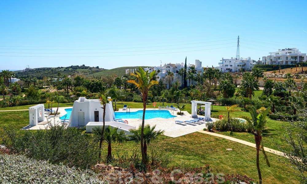 Eigentijds hoekappartement te koop in exclusief residentieel project met privé-lagune, Casares, Costa del Sol 23617
