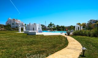 Eigentijds hoekappartement te koop in exclusief residentieel project met privé-lagune, Casares, Costa del Sol 23618 
