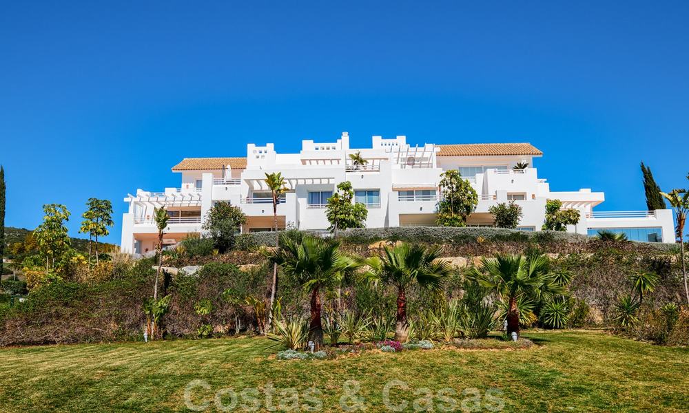 Eigentijds hoekappartement te koop in exclusief residentieel project met privé-lagune, Casares, Costa del Sol 23619