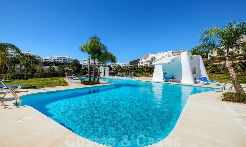 Eigentijds hoekappartement te koop in exclusief residentieel project met privé-lagune, Casares, Costa del Sol 23621