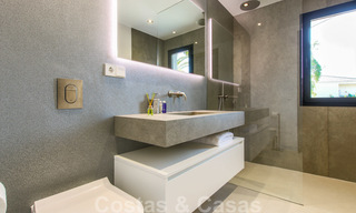 Instapklare nieuwe moderne luxe villa in een afgesloten en beveiligde villawijk te koop in Nueva Andalucia, Marbella. Open voor een redelijk bod! 23654 