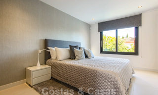 Instapklare nieuwe moderne luxe villa in een afgesloten en beveiligde villawijk te koop in Nueva Andalucia, Marbella. Open voor een redelijk bod! 23659 