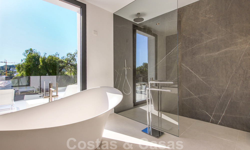 Instapklare nieuwe moderne luxe villa in een afgesloten en beveiligde villawijk te koop in Nueva Andalucia, Marbella. Open voor een redelijk bod! 23662