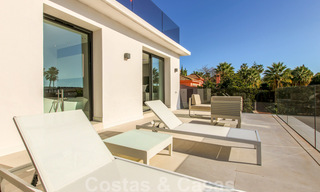 Instapklare nieuwe moderne luxe villa in een afgesloten en beveiligde villawijk te koop in Nueva Andalucia, Marbella. Open voor een redelijk bod! 23666 