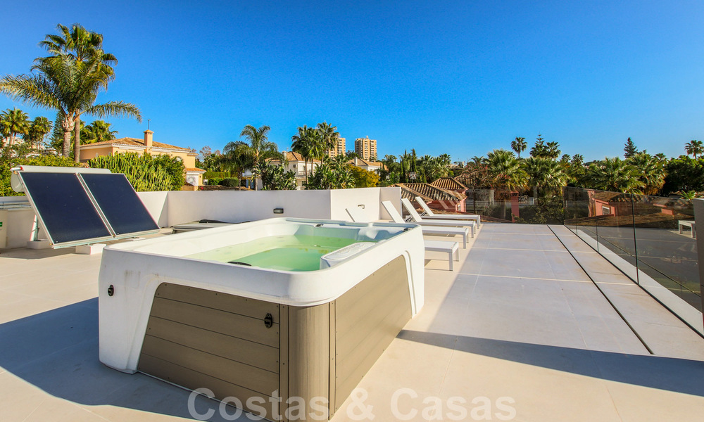 Instapklare nieuwe moderne luxe villa in een afgesloten en beveiligde villawijk te koop in Nueva Andalucia, Marbella. Open voor een redelijk bod! 23685