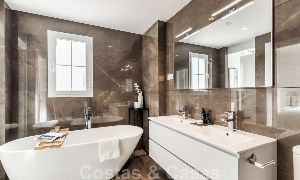 Elegant gerenoveerde schakelwoning te koop in Aloha, Nueva Andalucia, Marbella 23803