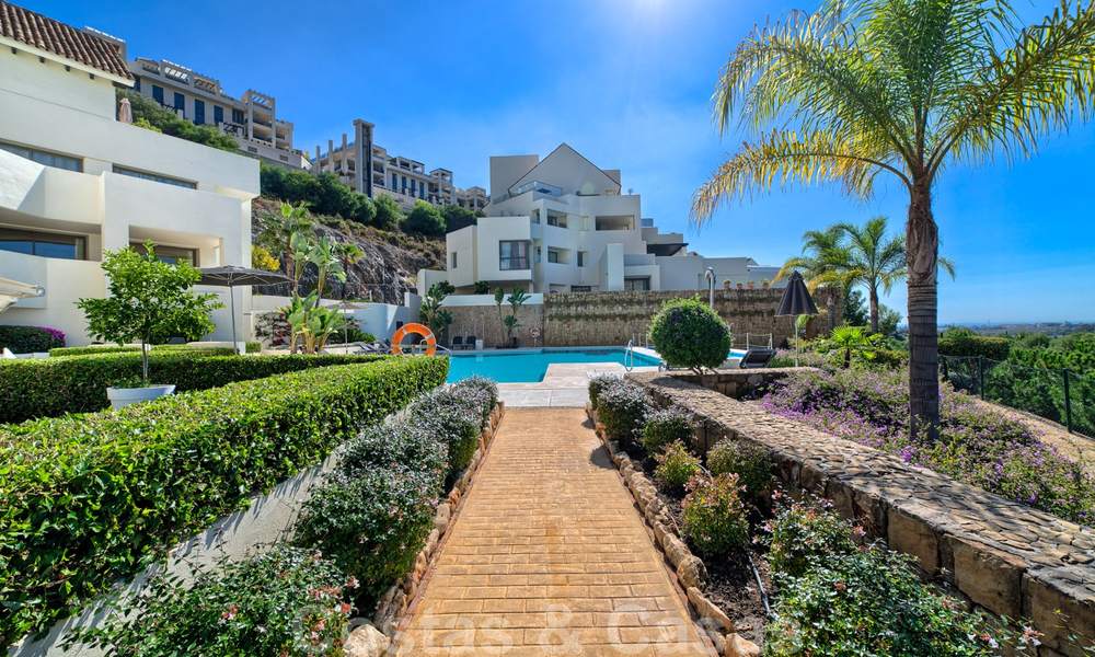 Ruime moderne luxe eerstelijnsgolf appartementen met een prachtig golf- en zeezicht te koop in Marbella - Benahavis 24061