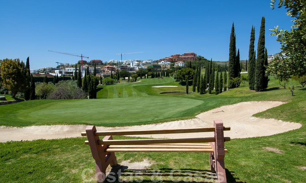 Ruime moderne luxe eerstelijnsgolf appartementen met een prachtig golf- en zeezicht te koop in Marbella - Benahavis 24082