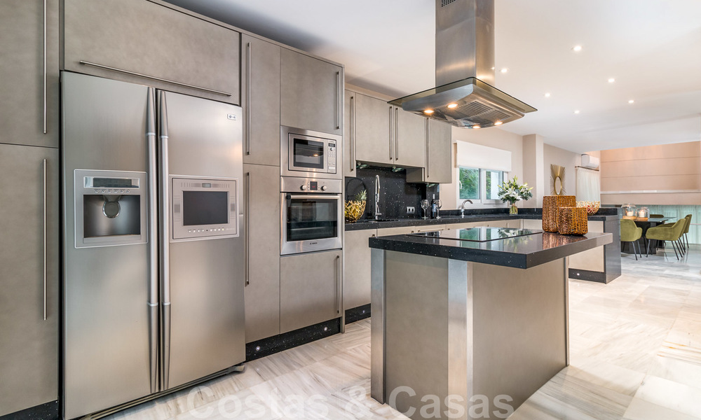 Stijlvolle luxe villa in Art Deco stijl te koop in Nueva Andalucia, Marbella. Dringende verkoop! 24154