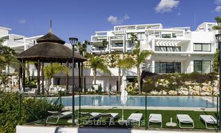 Te koop in Atalaya Hills: Appartementen in moderne stijl met uitzicht op de golf en zee in Benahavis - Marbella 24257 