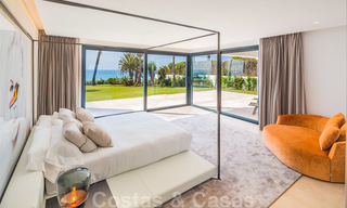 Moderne exclusieve eerstelijns strand villa te koop met panoramisch zeezicht aan de New Golden Mile, tussen Marbella en Estepona. Terug op de markt! 24262 